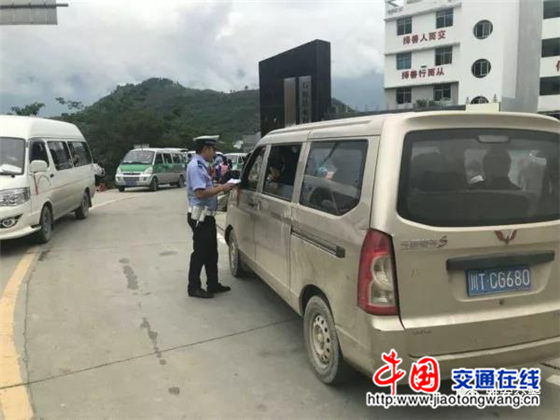 雅安交警向“黑校車”開戰