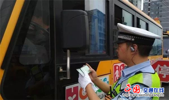 四川：雅安交警向“黑校車”開戰