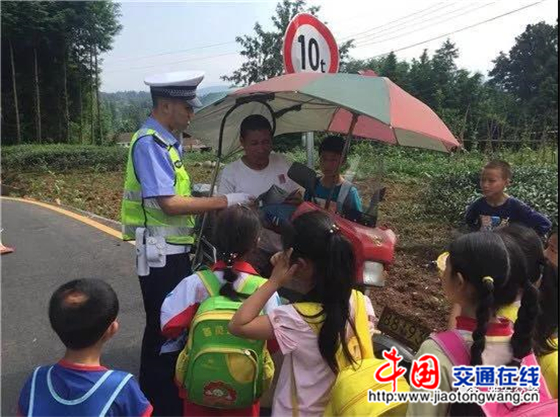 雅安交警向“黑校車”開戰