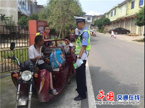 雅安交警向“黑校車”開戰