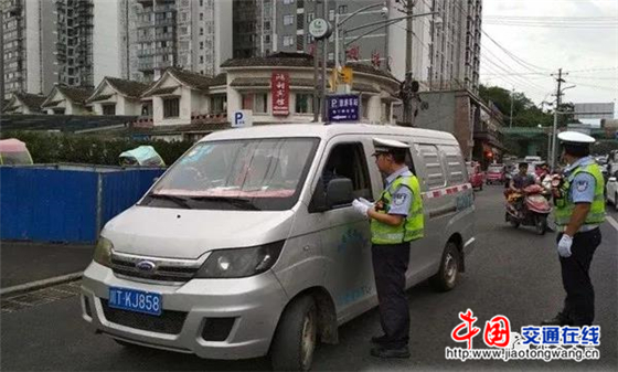 雅安交警向“黑校車”開戰