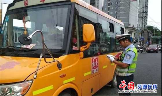雅安交警向“黑校車”開戰