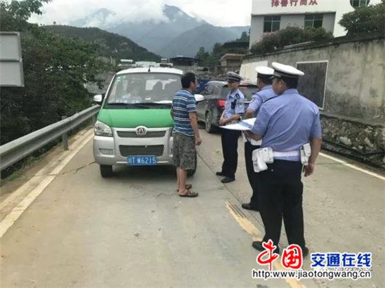 雅安交警向“黑校車”開戰