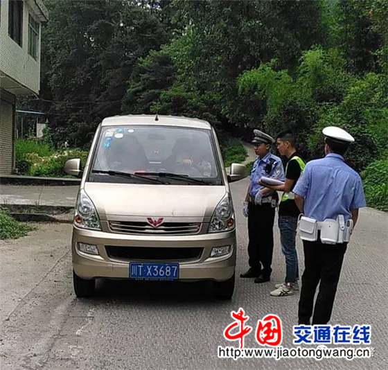 雅安交警向“黑校車”開戰