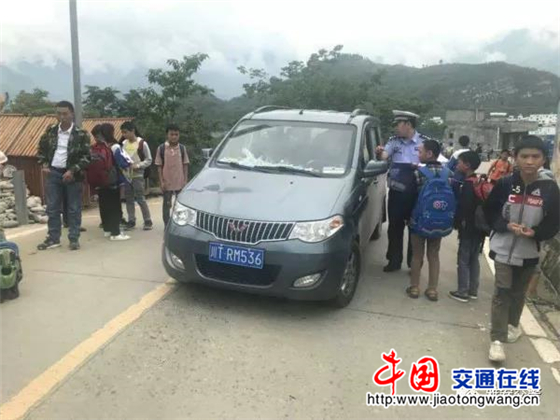 雅安交警向“黑校車”開戰