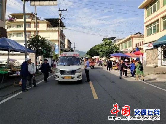 雅安交警向“黑校車”開戰