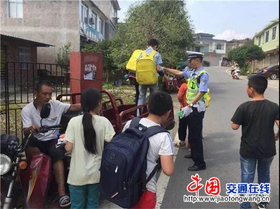 雅安交警向“黑校車”開戰