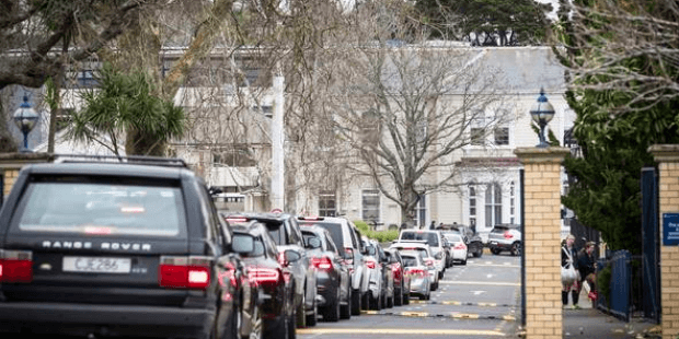 校車被取消家長被迫送孩子上下學(xué)，路上越來越堵真是AT部門要的結(jié)果嗎？