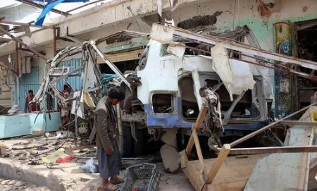 富國空軍用上百萬炸彈掀翻校車 窮國百姓只能挖土安葬遇難兒童