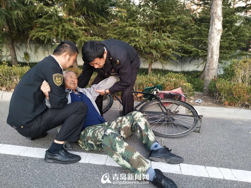 七旬老人突發(fā)高血壓路邊暈倒 溫馨校車(chē)司機(jī)及時(shí)救助
