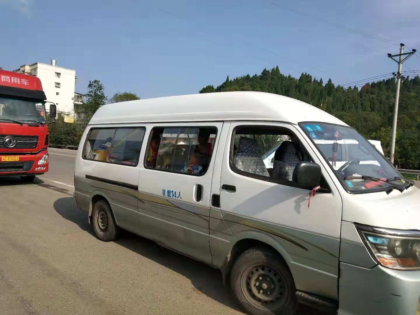 船山區一“黑校車”被現場查處 駕駛員被罰10000元