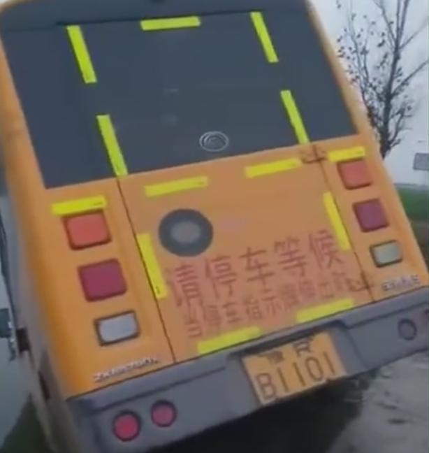 南陽鄧州一幼兒園校車沖進池塘，家長反映車輛超載車速過快