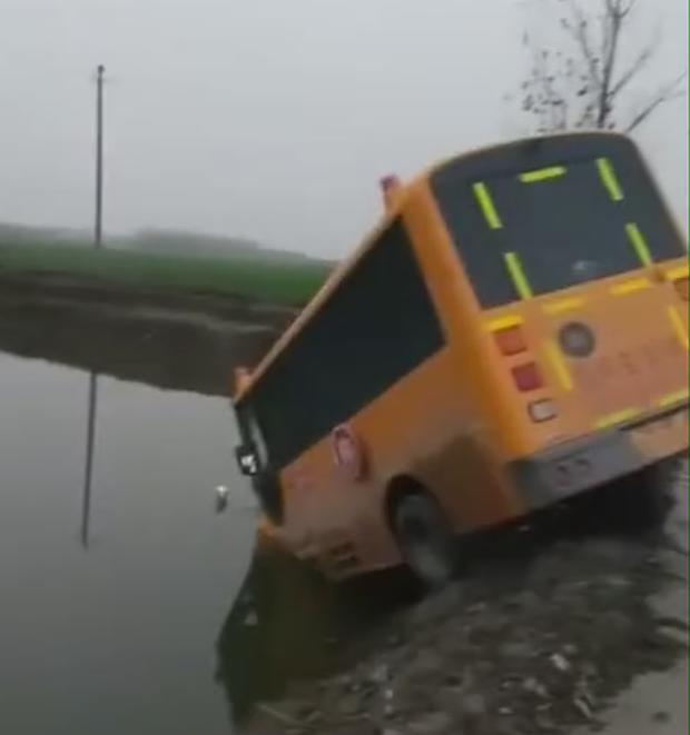 南陽鄧州一幼兒園校車沖進池塘，家長反映車輛超載車速過快