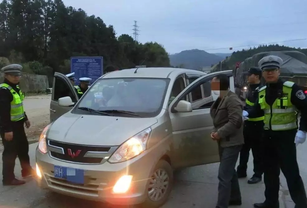浦城交警嚴(yán)查非法營運(yùn)“黑校車” 保障學(xué)習(xí)出行安全