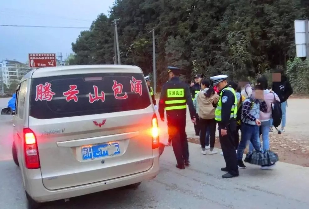 浦城交警嚴(yán)查非法營運(yùn)“黑校車” 保障學(xué)習(xí)出行安全