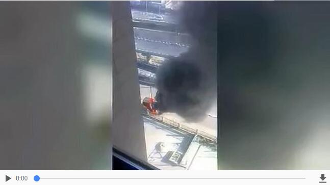 突發！太原西山某小學門口一校車發生火災，現場濃煙滾滾