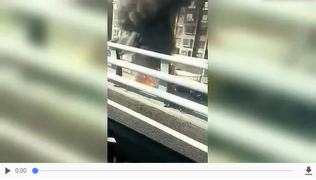 突發！太原西山某小學門口一校車發生火災，現場濃煙滾滾