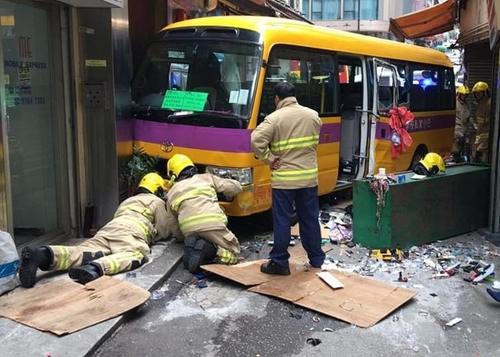 香港“無人校車”失控致3死11傷，初步懷疑手剎沒拉好