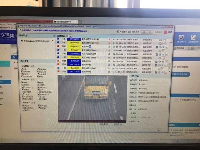 這輛黃色校車為何被交警攔下？司機表示：我太大意了
