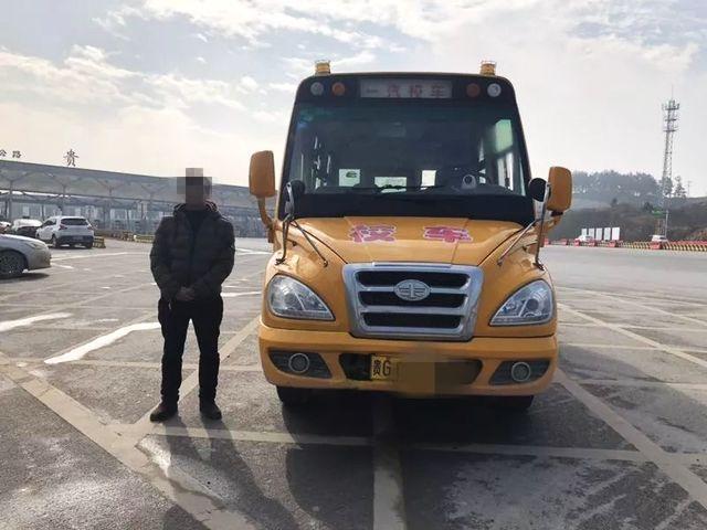 這輛黃色校車為何被交警攔下？司機表示：我太大意了