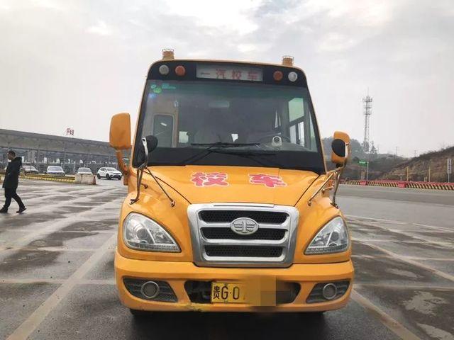 這輛黃色校車為何被交警攔下？司機表示：我太大意了
