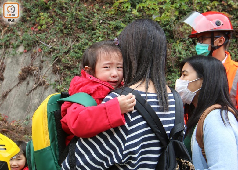 香港兩校車相撞，至少15名幼兒園學生受傷
