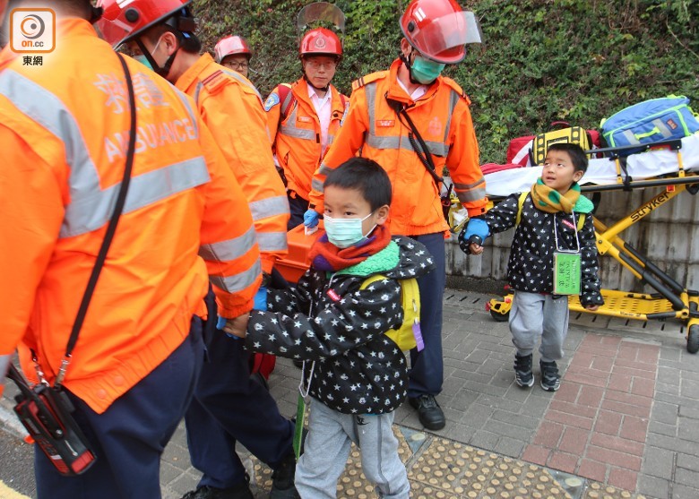 香港兩校車相撞，至少15名幼兒園學生受傷