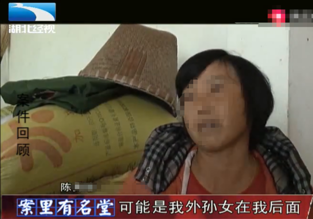 校車接送時的一次疏忽，孩子命喪車輪下，老人抱著孩子痛哭