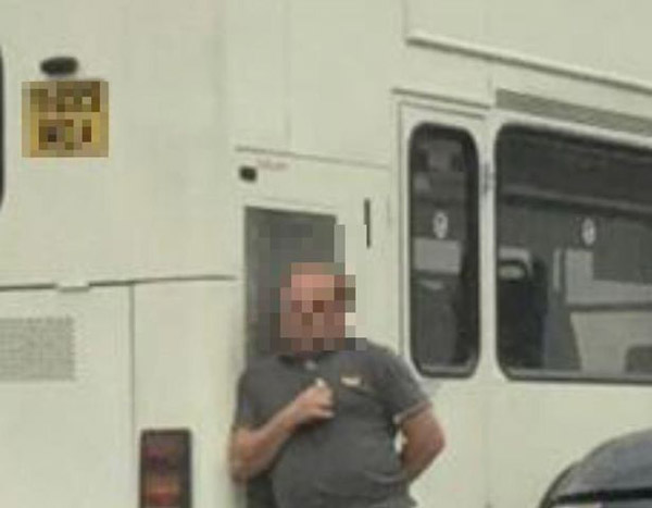 英國一校車司機對學生大聲訓斥中忘拉手剎，致校車從山上沿坡道向下滑行
