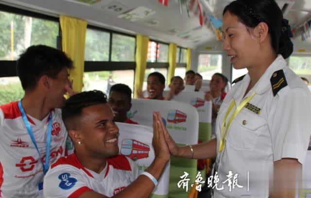 世界青少年足球賽青島開戰，溫馨校車助力