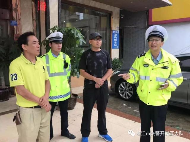 開學(xué)第一天 交警開展校車突擊檢查行動