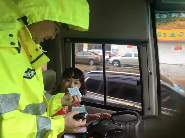開學(xué)第一天 交警開展校車突擊檢查行動