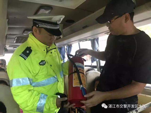 開學(xué)第一天 交警開展校車突擊檢查行動