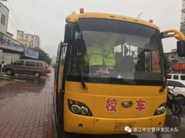 開學(xué)第一天 交警開展校車突擊檢查行動