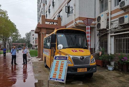 漢中國際中學(xué)校車逾期未檢還不購交強(qiáng)險，交警責(zé)令整改