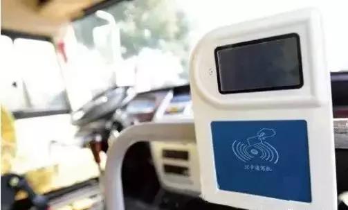 機(jī)智！湖北崇陽(yáng)投用智慧校車：孩子遺忘在車上會(huì)自動(dòng)報(bào)警