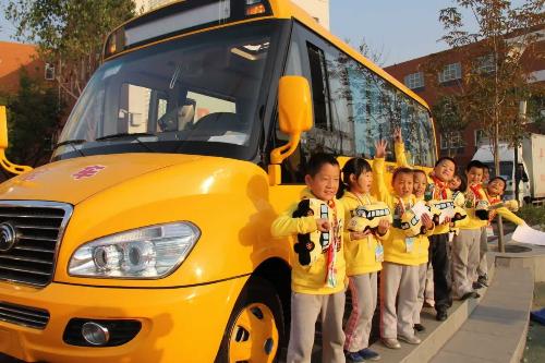 擅自將校車用來干這件事， 武漢一小學校長受處分