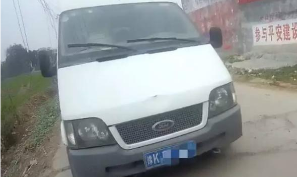 6座面包車塞進12人，河南警方查獲“黑校車”！里邊都是……