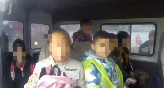 6座面包車塞進12人，河南警方查獲“黑校車”！里邊都是……