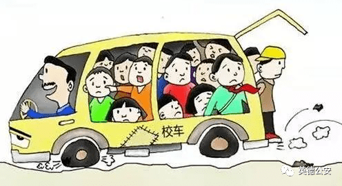 “黑校車”嚴(yán)重超載交警當(dāng)街發(fā)怒