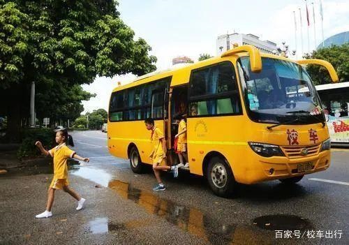 校車安全小知識(shí)：學(xué)生乘坐校車需要注意什么
