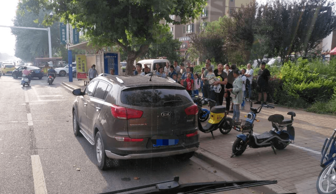 校車停靠“一位難求”！記者現場實拍！