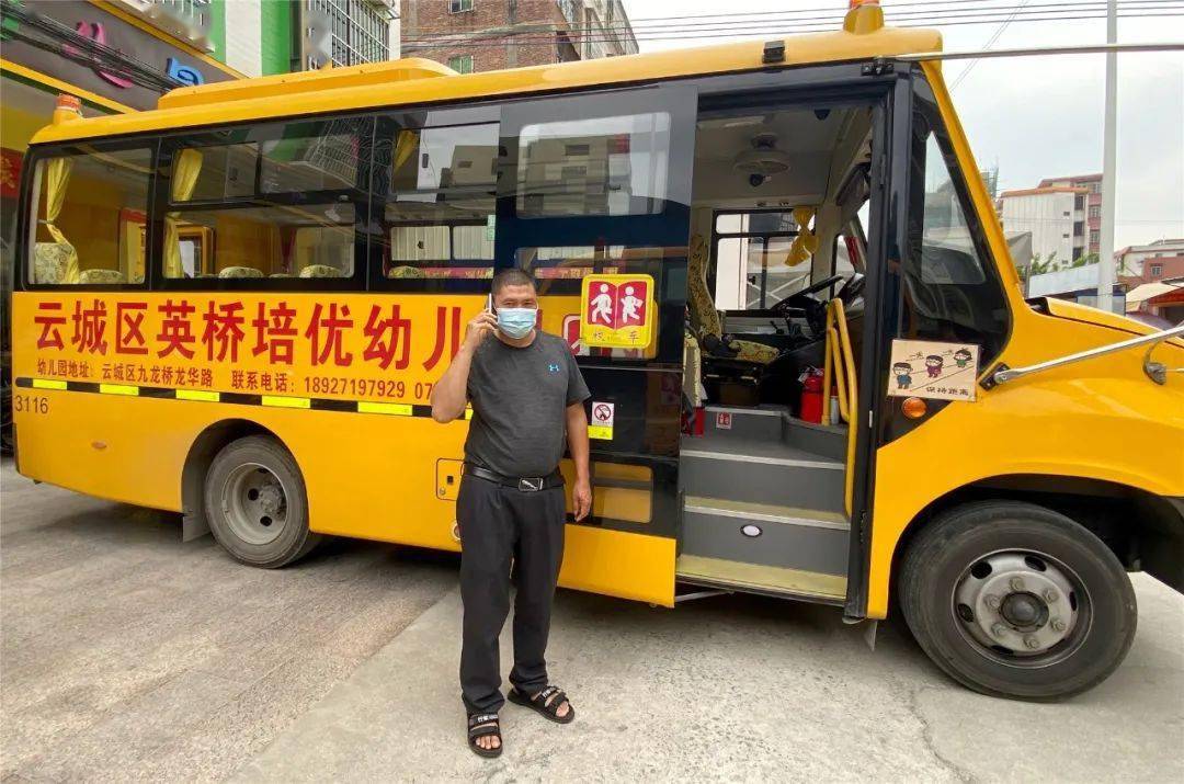 校車演練學逃生，安全之弦緊緊繃！幼兒園的孩子們從細節做起！