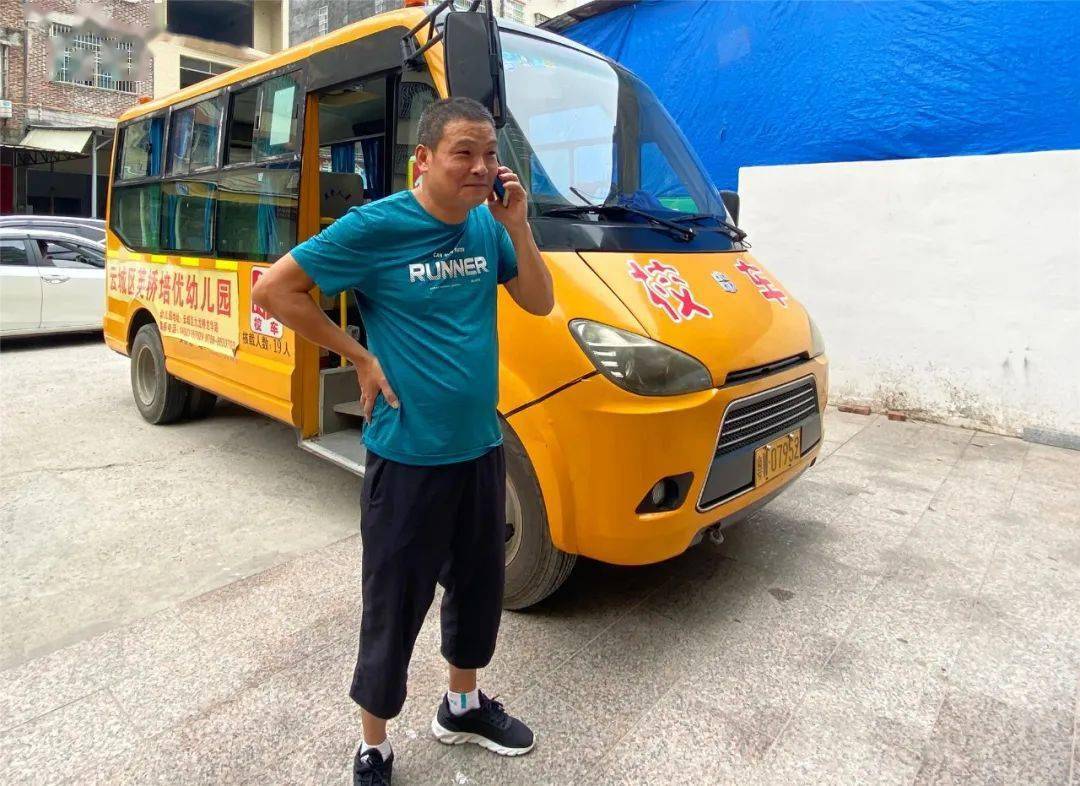 校車演練學逃生，安全之弦緊緊繃！幼兒園的孩子們從細節做起！