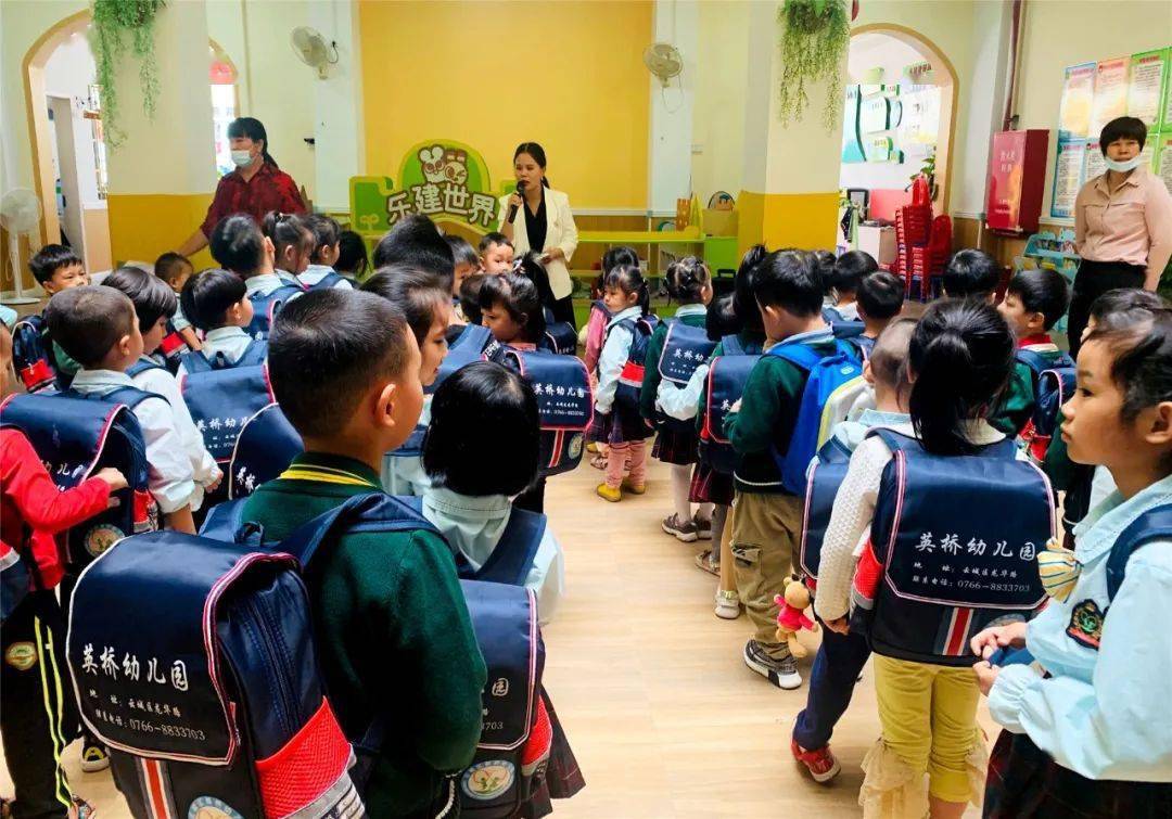校車演練學逃生，安全之弦緊緊繃！幼兒園的孩子們從細節做起！