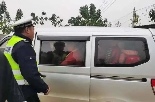 太危險！核載7人的“黑校車”竟坐了14人！孩子得坐在其他同學的腿上！