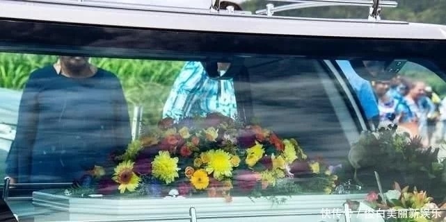 澳大利亞：3歲男孩被落在校車里6小時活活熱死，被發現時尸體仍系著安全帶
