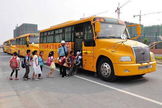 “校車”接送上下學孩子，被罰款10200元，家長：沒有更好的校車