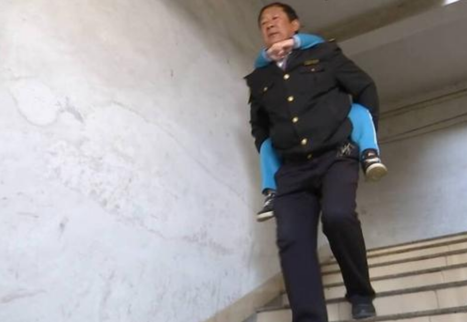 最美校車人 | 56歲“校車爸爸”1000多次接送“漸凍”兒童，風雨無阻，網(wǎng)友點贊