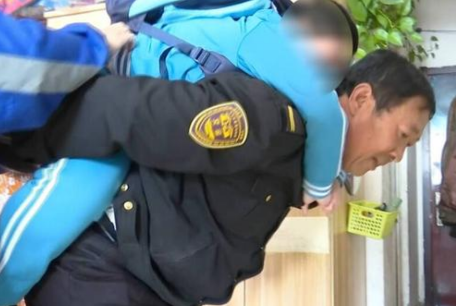 最美校車人 | 56歲“校車爸爸”1000多次接送“漸凍”兒童，風雨無阻，網(wǎng)友點贊